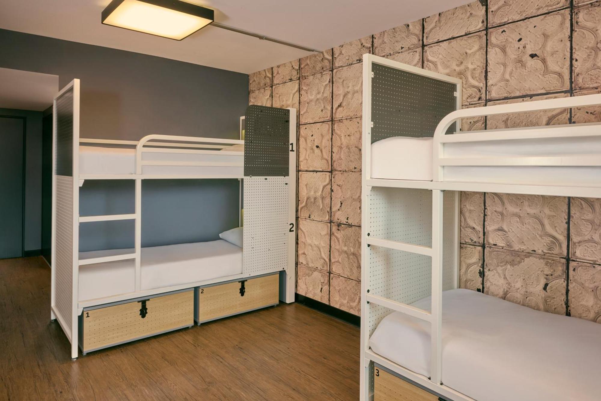 Cama num Dormitório com 4 Camas