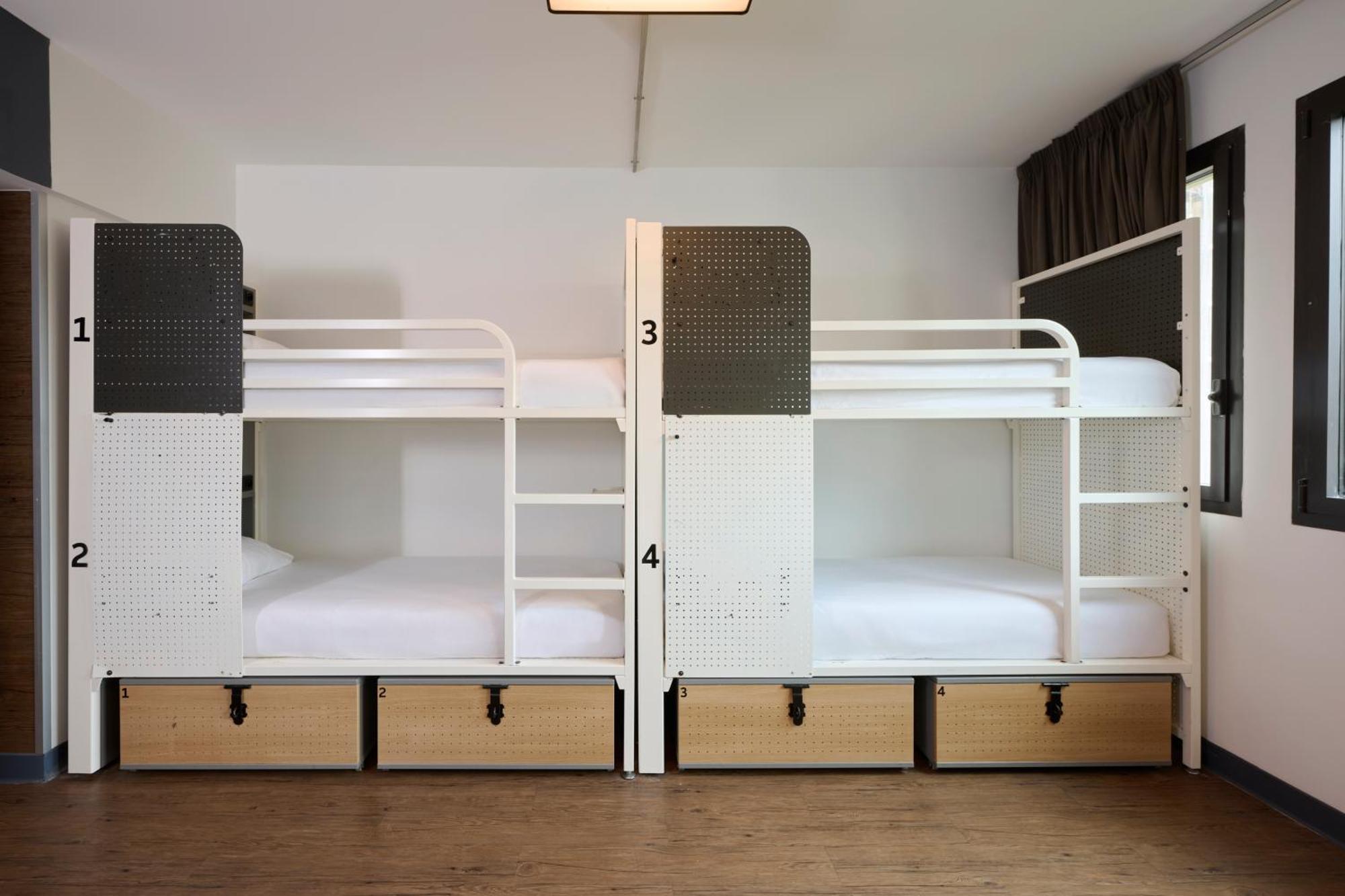 Cama num Dormitório Misto com 8 Camas