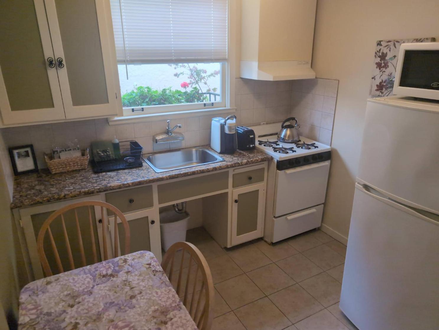 Street Facing Queen room Kitchen Dog Friendly