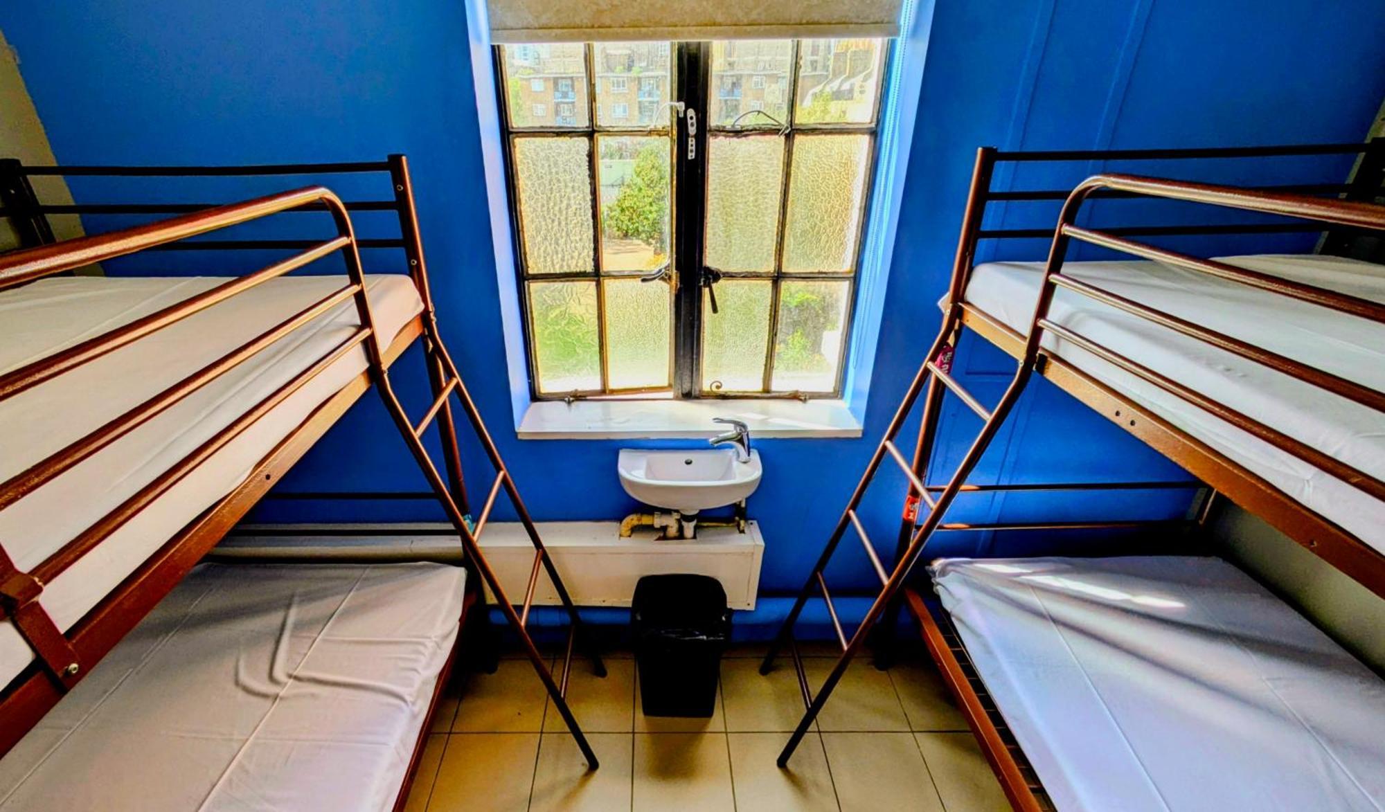Camera Familiare Privata con 4 Letti e Bagno in Comune