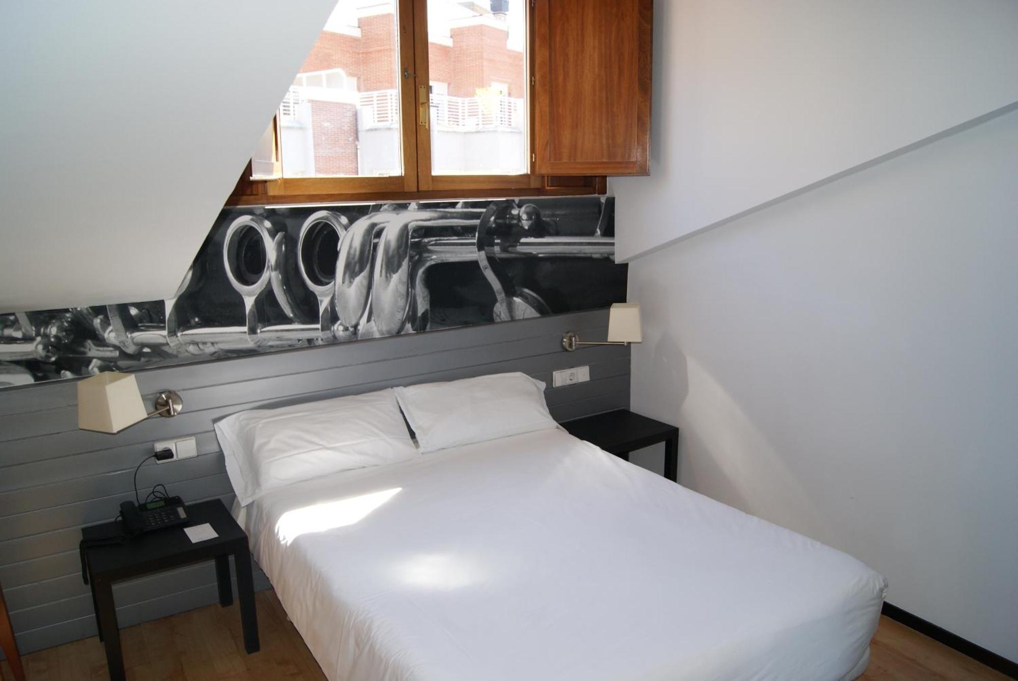 Small Double Room,1704913843:JPEG