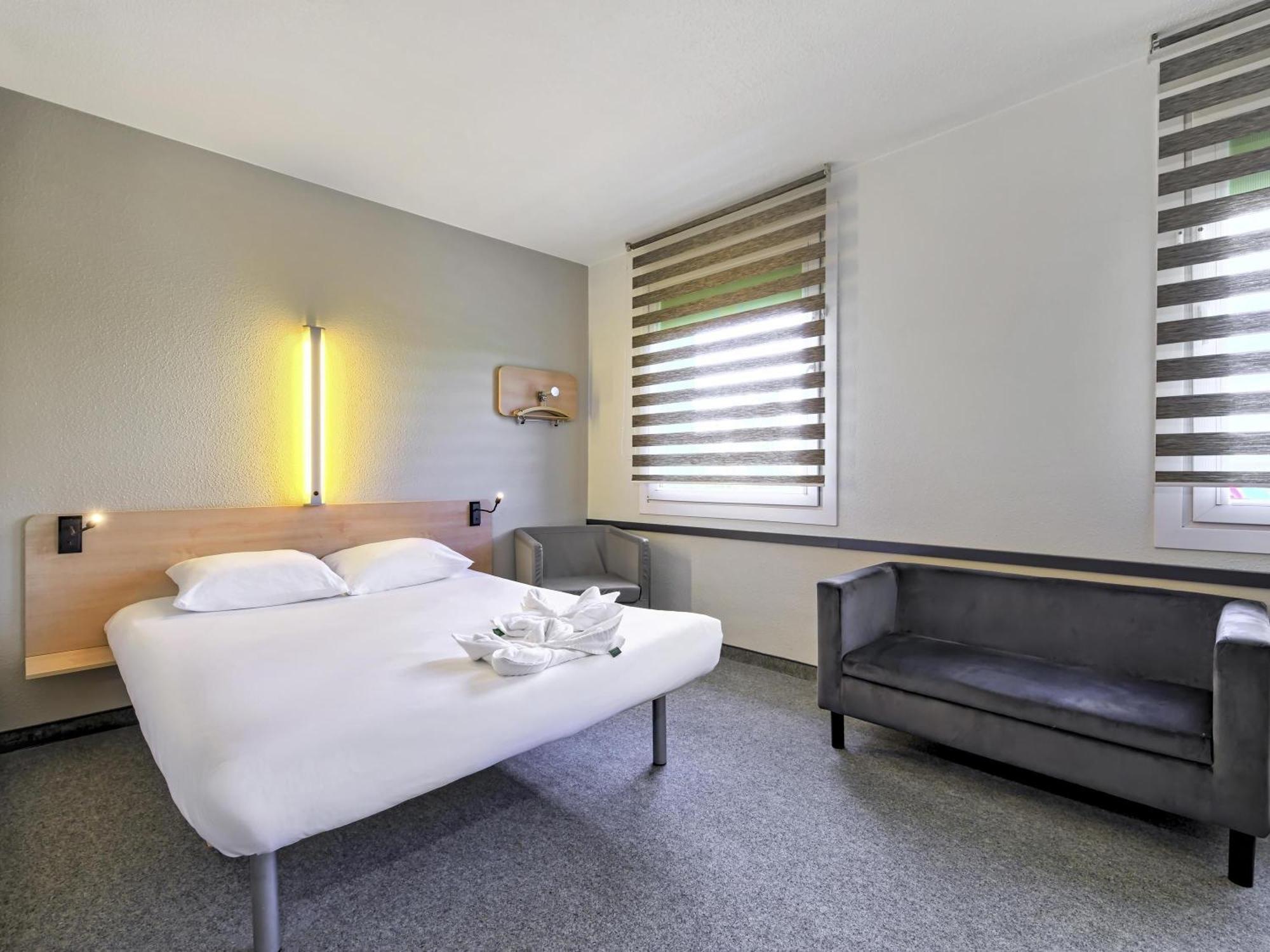 Standard Room with One Double Bed and One Single Bed,1705088171:JPEG