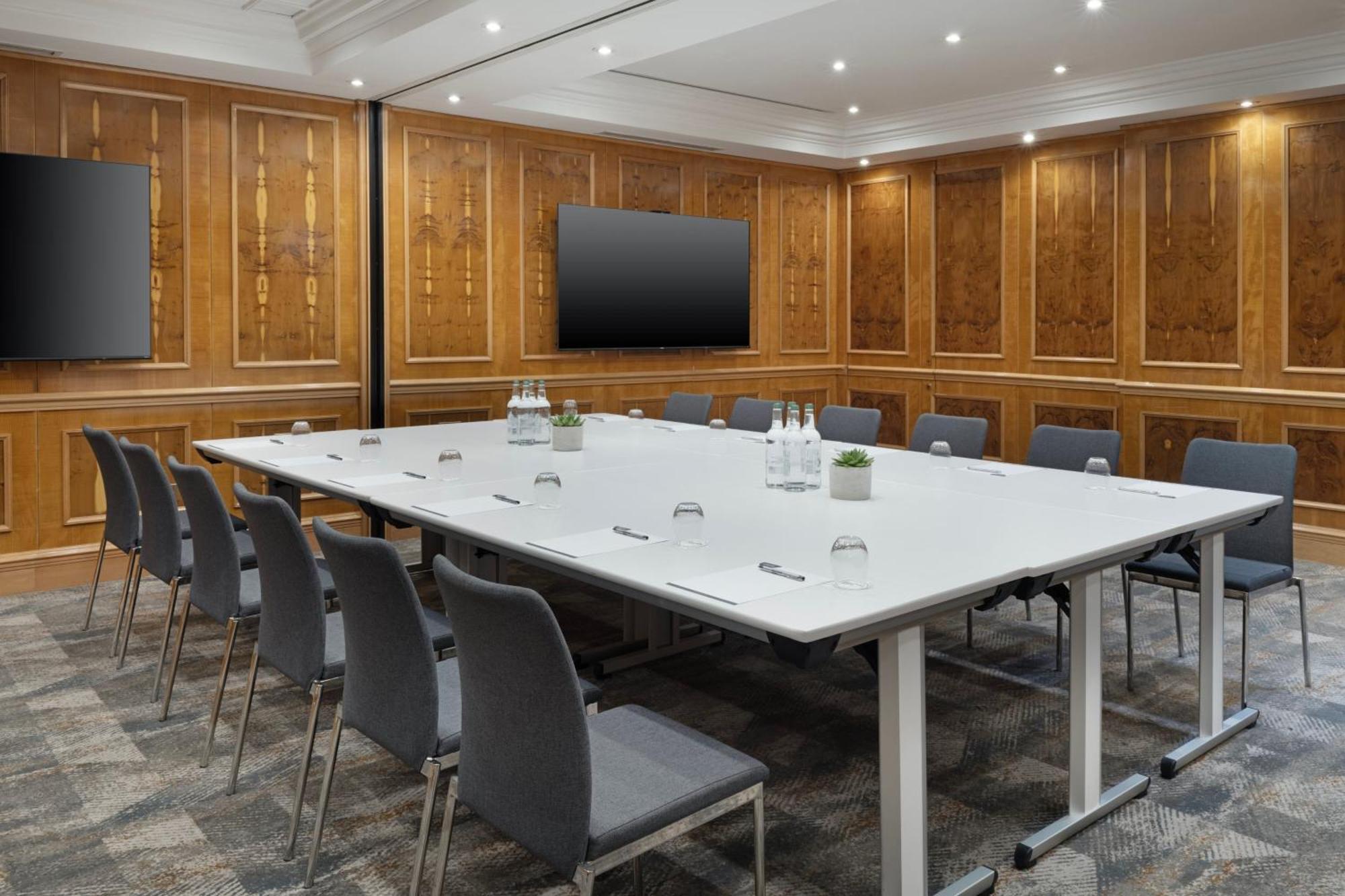 Corner Junior Suite Executive Lounge Access