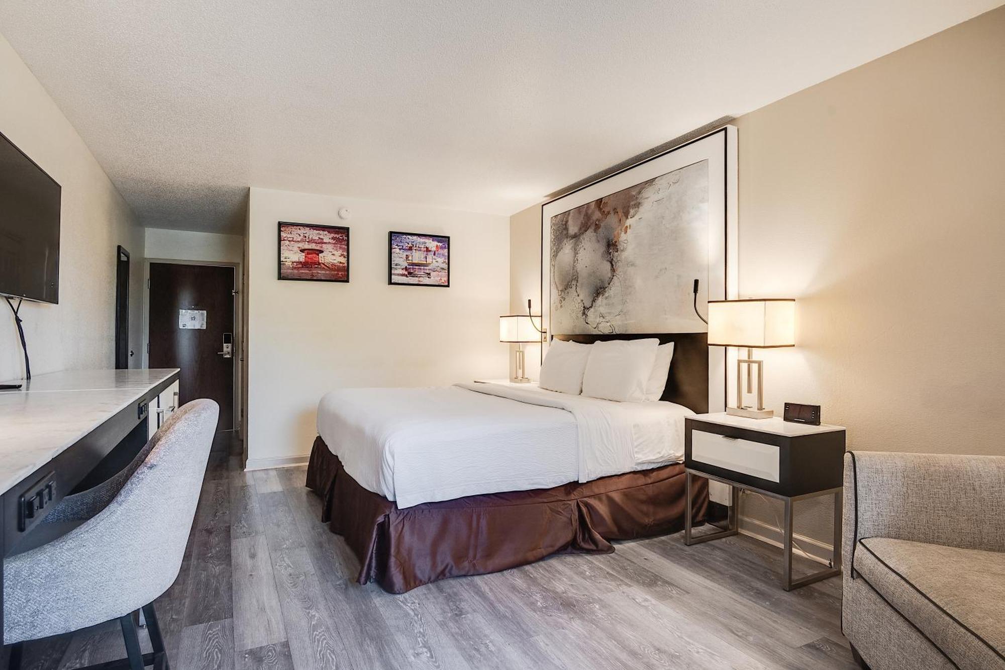 King Room with Roll-in Shower - Mobility Access/Non-Smoking,1706856744:JPEG