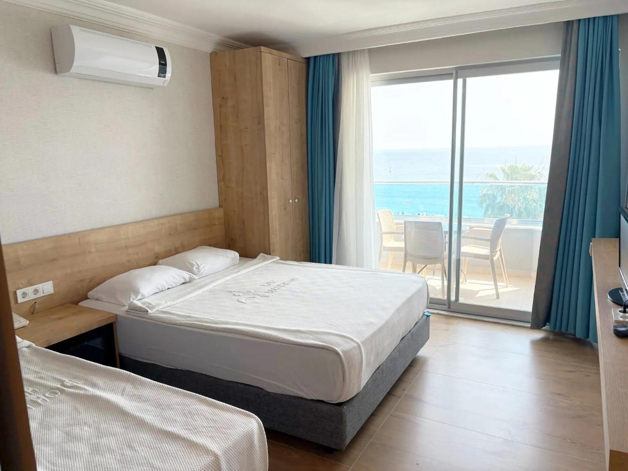 Double or Twin Room Sea View