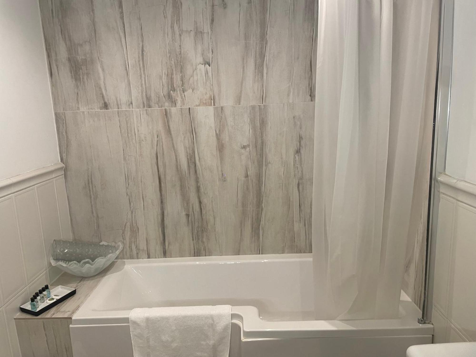 Honeymoon Suite