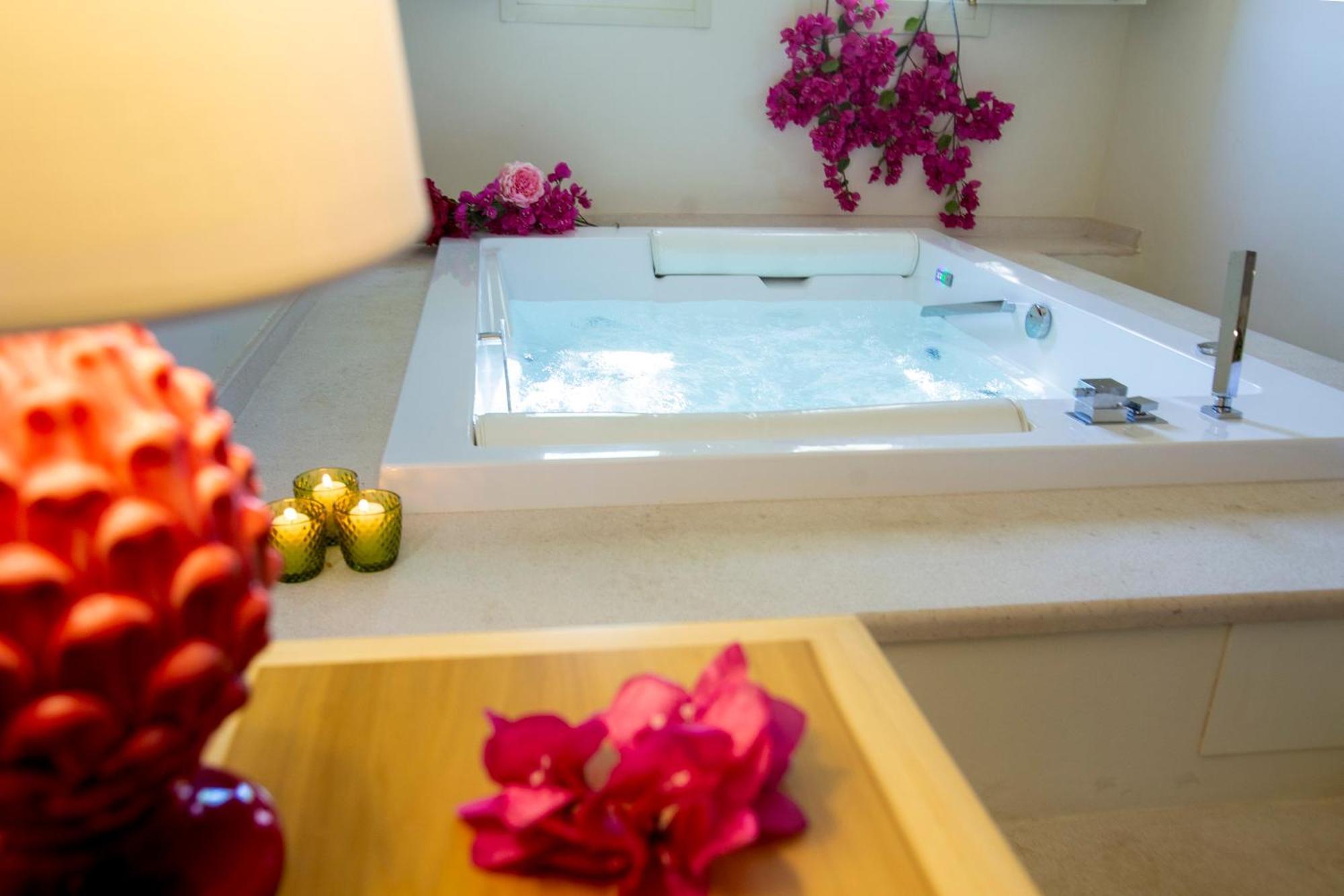 Deluxe Suite Spa Bath