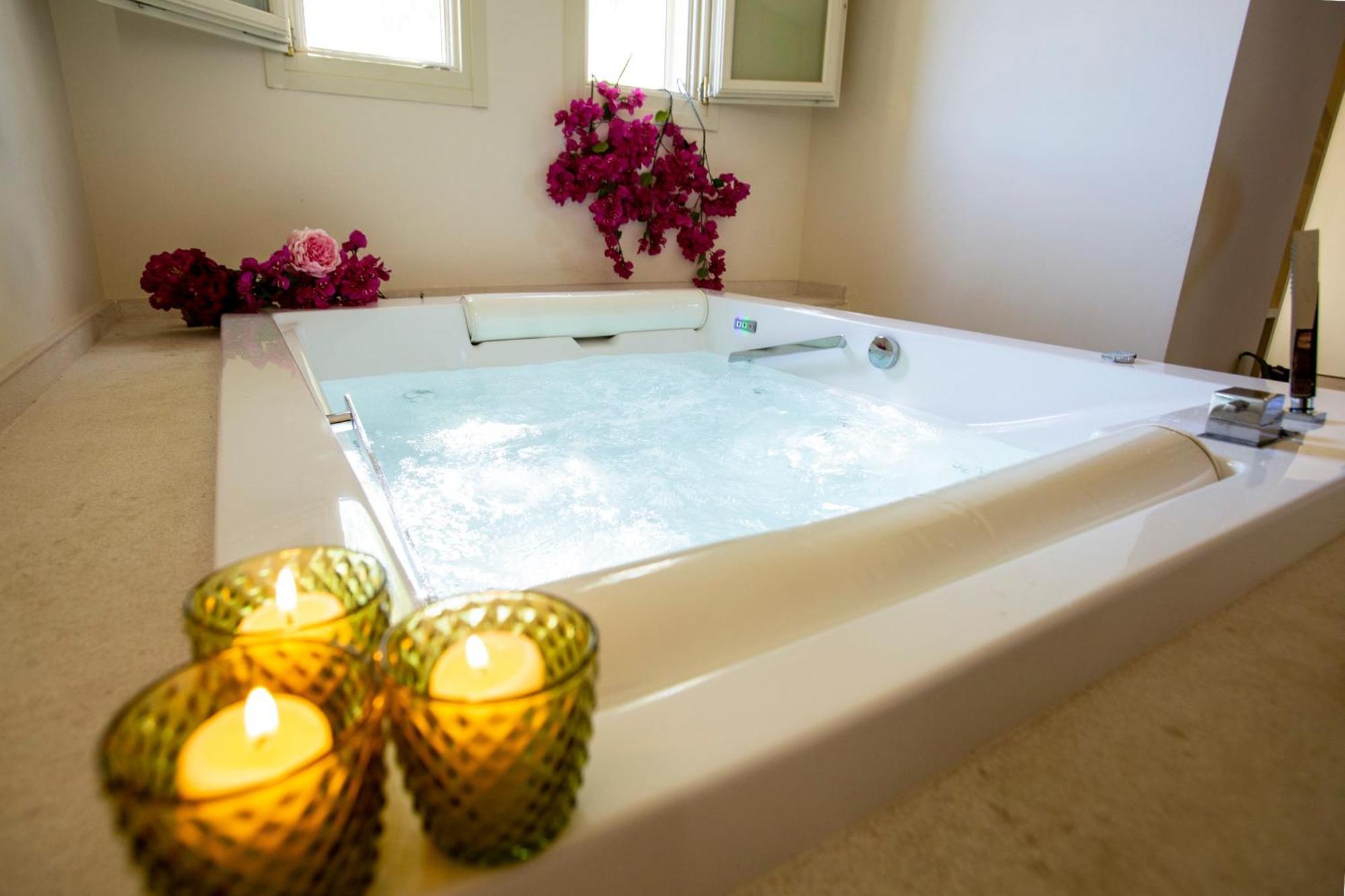 Deluxe Suite Spa Bath