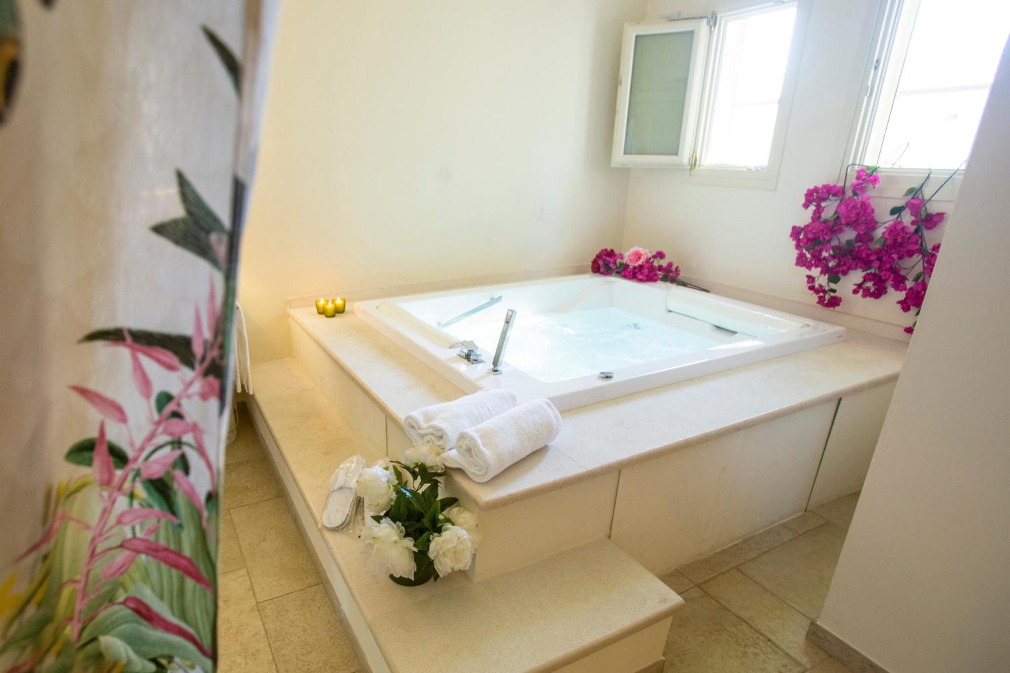 Deluxe Suite Spa Bath