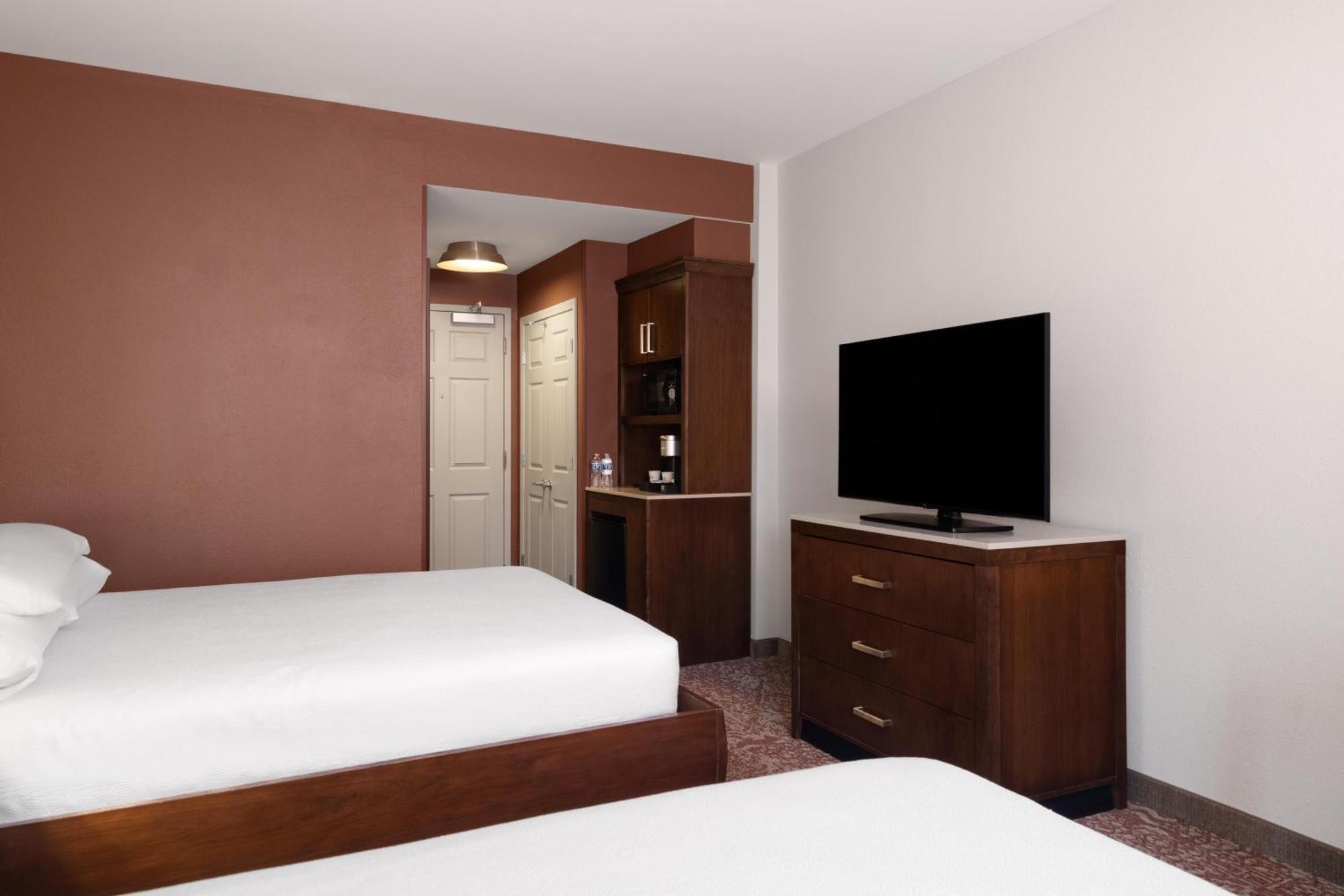 Quarto Queen com 2 Camas Queen-size e Vista da Cidade
