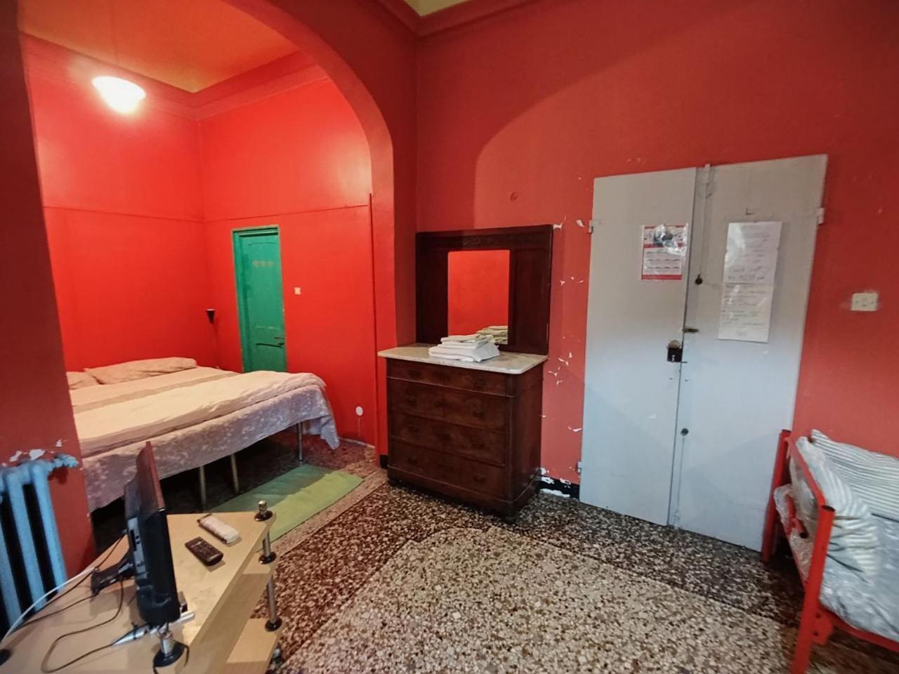 Camera Matrimoniale/Doppia con Letti Singoli con Bagno in Comune