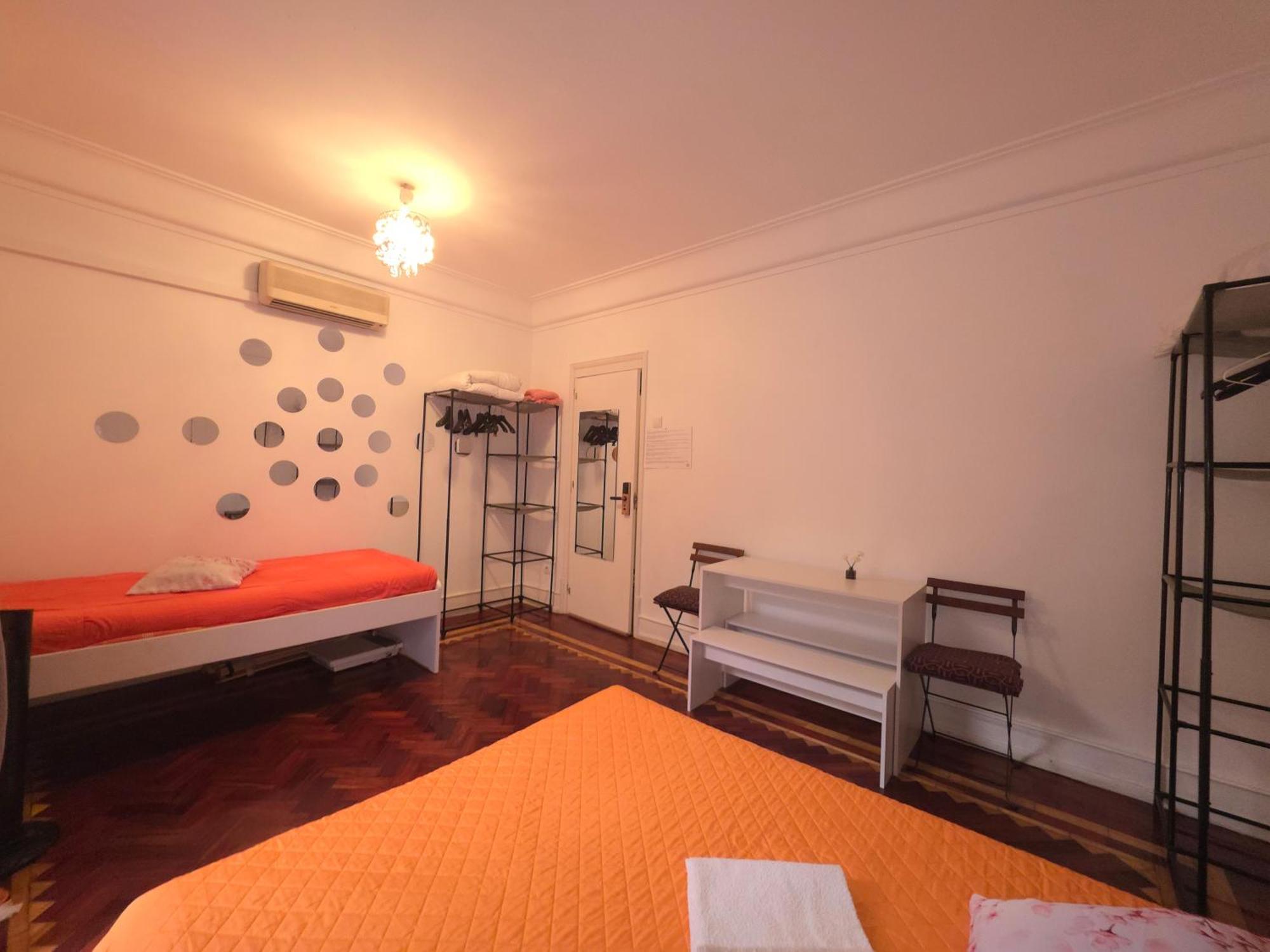 Quarto Triplo com Casa de Banho Partilhada