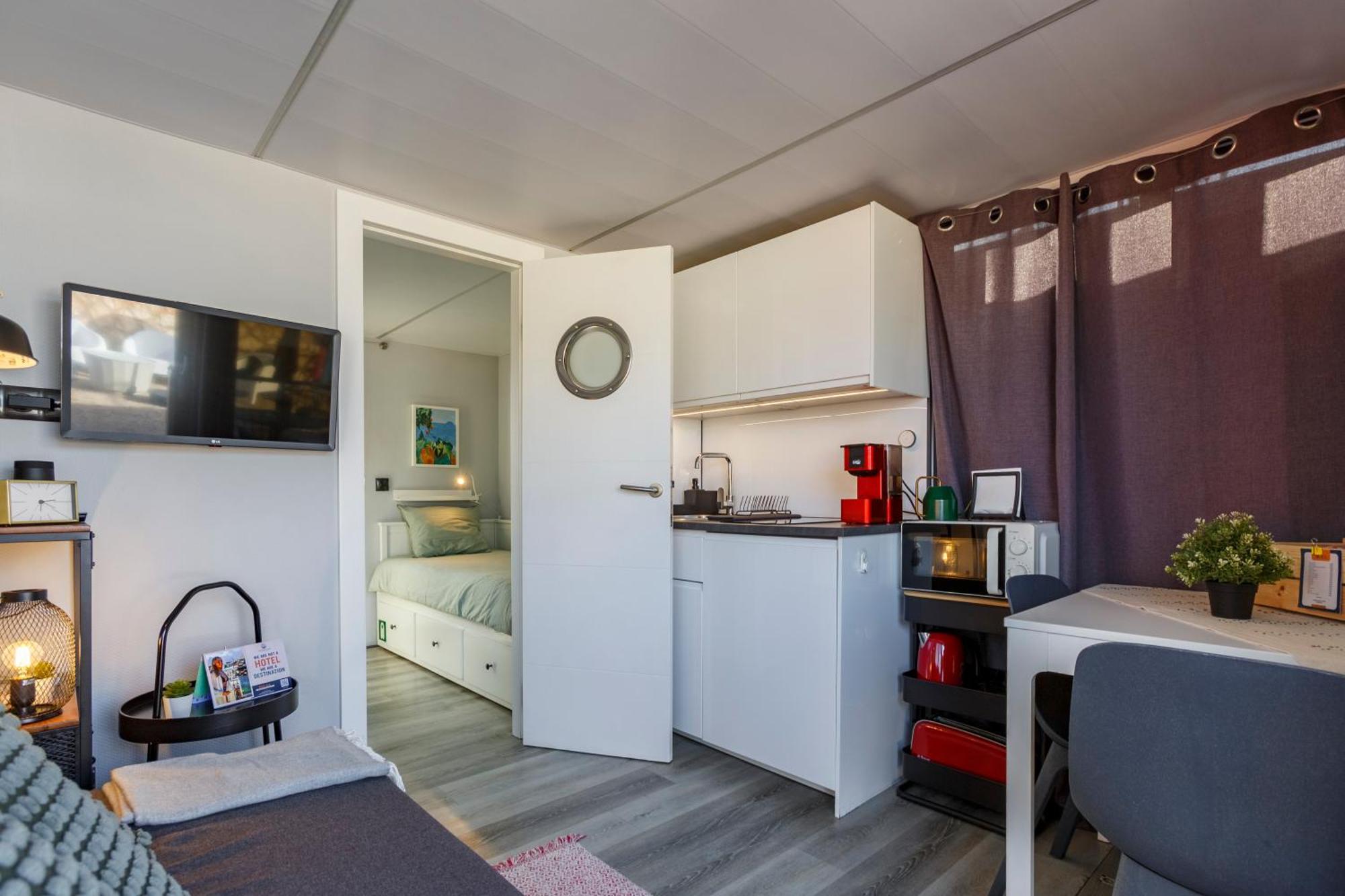 One-Cabin Boat