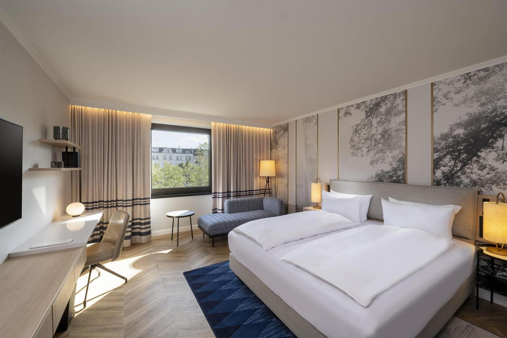 Zimmer mit Kingsize-Bett und Parkblick
