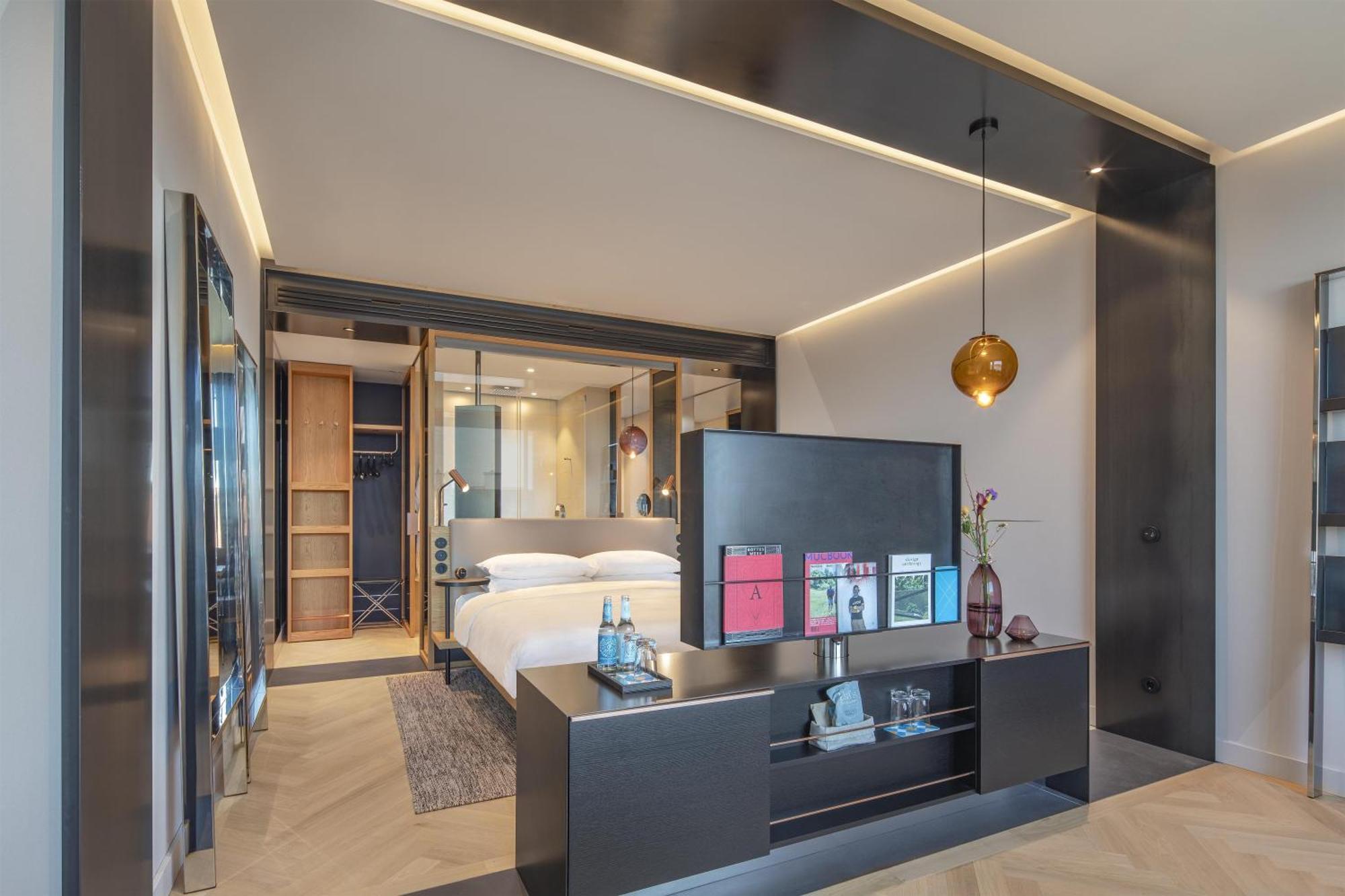 Habitación con cama extragrande y vistas a la ciudad
