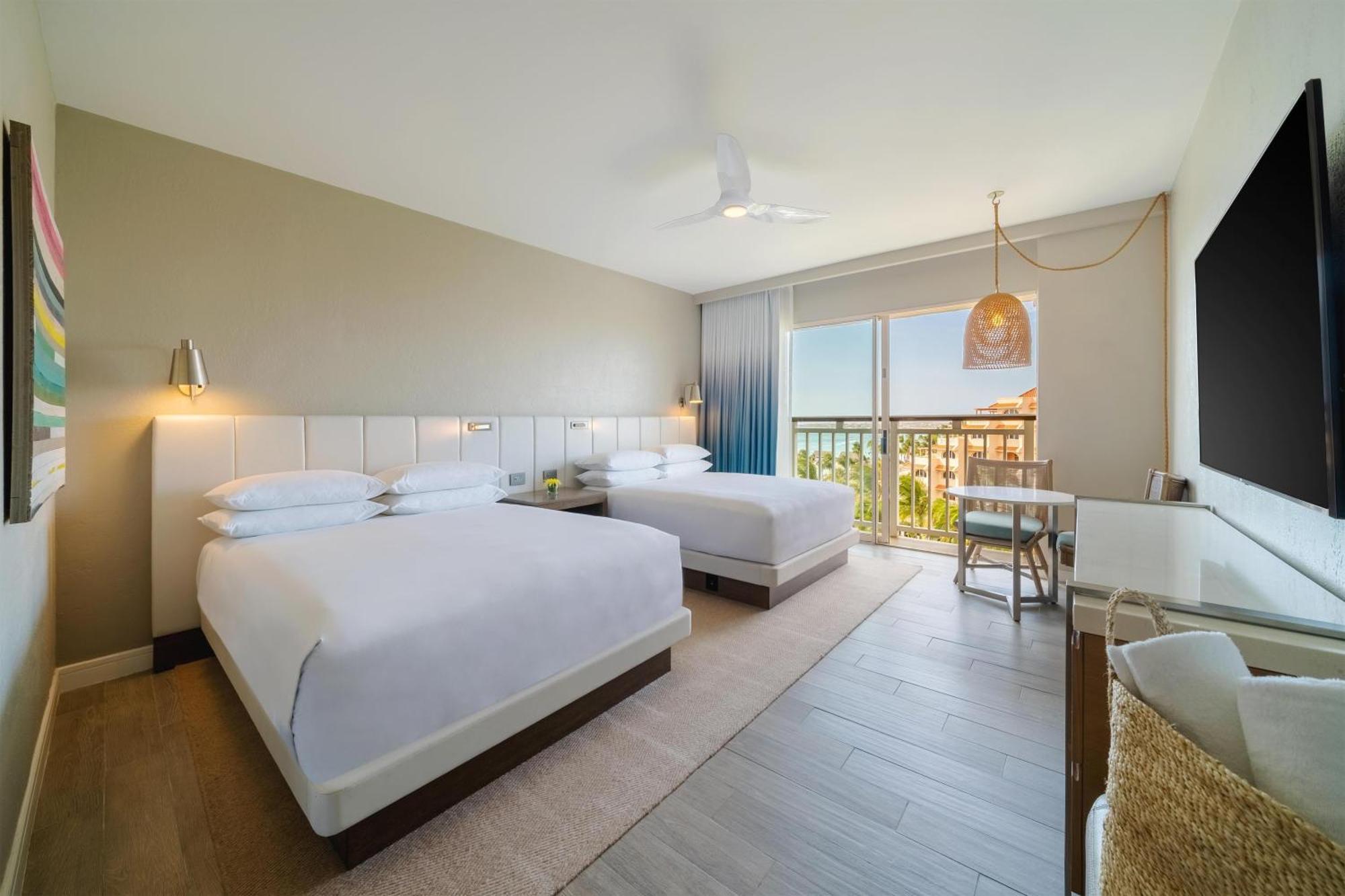 Kamer met 2 Queensize Bedden en Uitzicht op Resort en Oceaan
