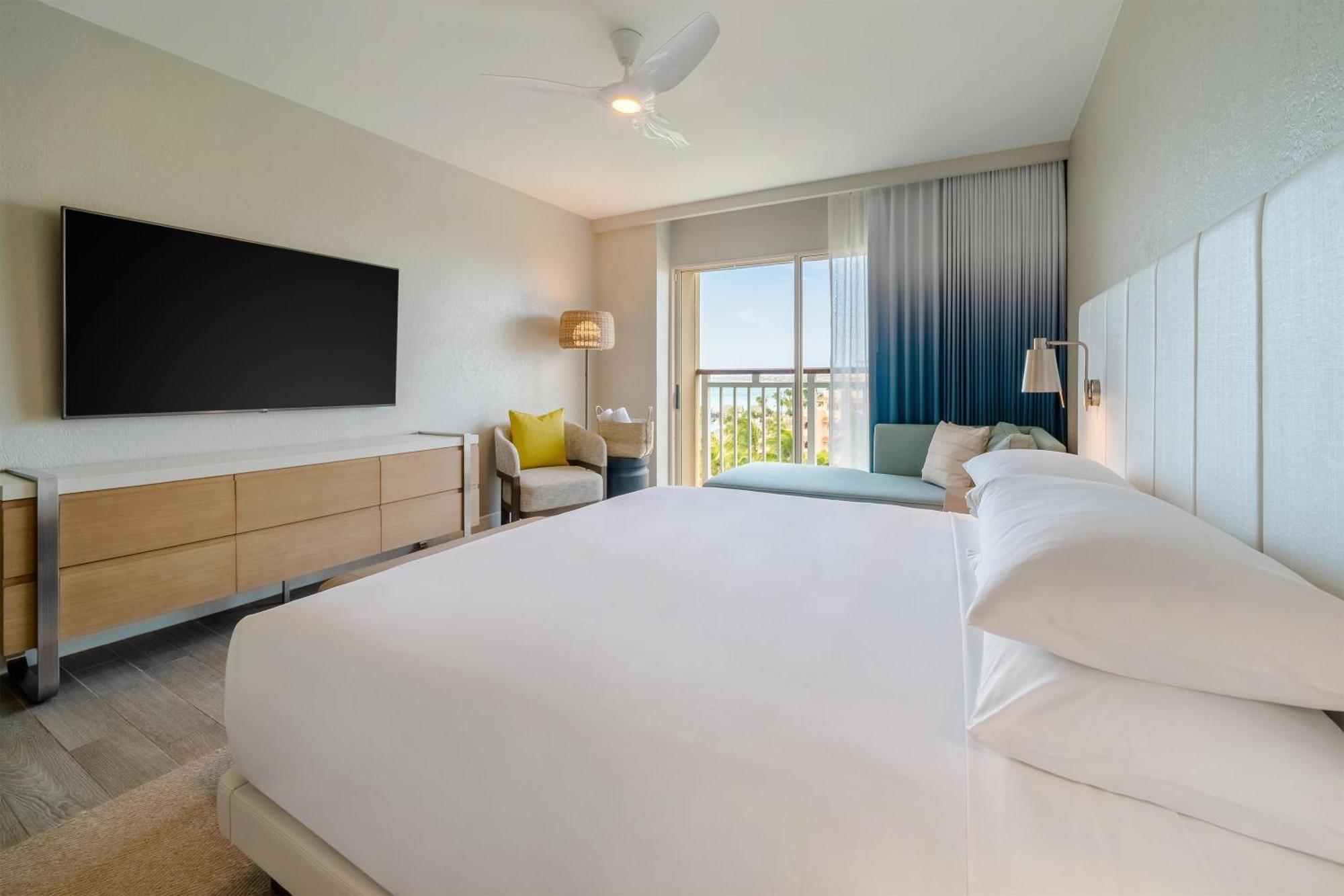 Kamer met Kingsize Bed en Uitzicht op Resort en Oceaan