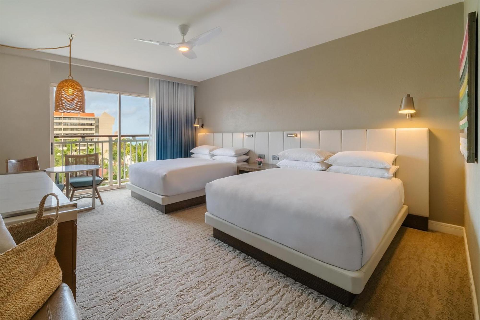 Kamer met 2 Queensize Bedden en Uitzicht op het Resort