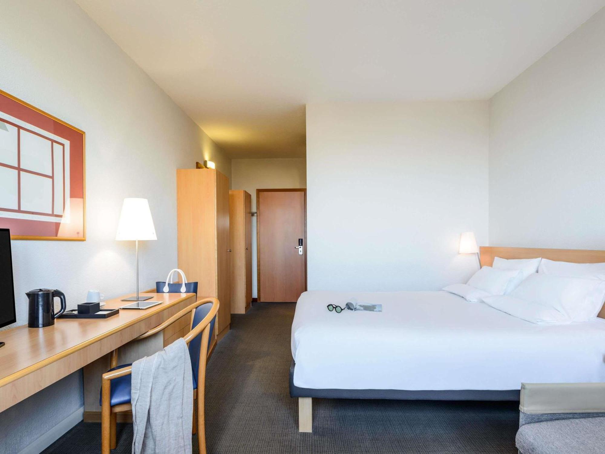 Standard Zimmer mit Kingsize-Bett und Sofa
