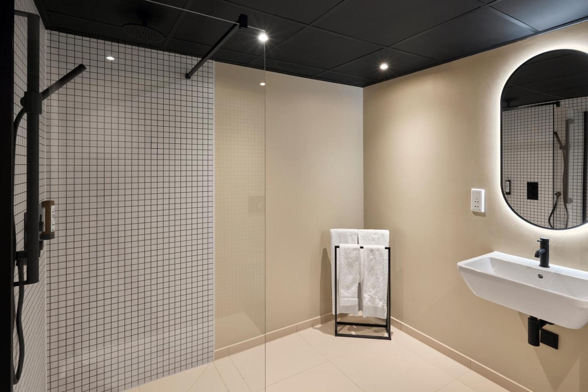 King Room Roll Shower