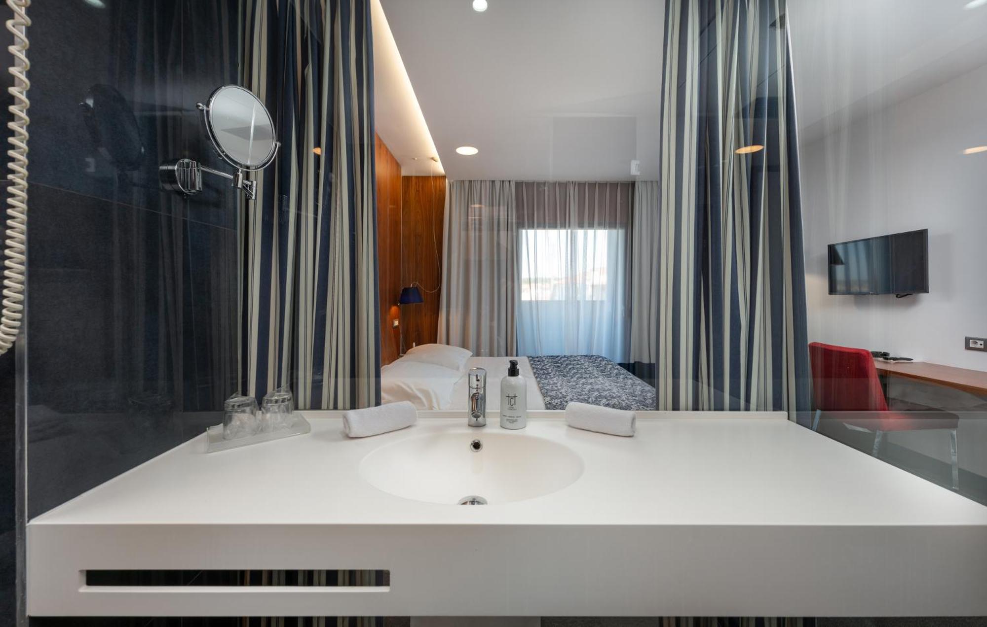 Habitación Doble con balcón y vistas laterales al mar