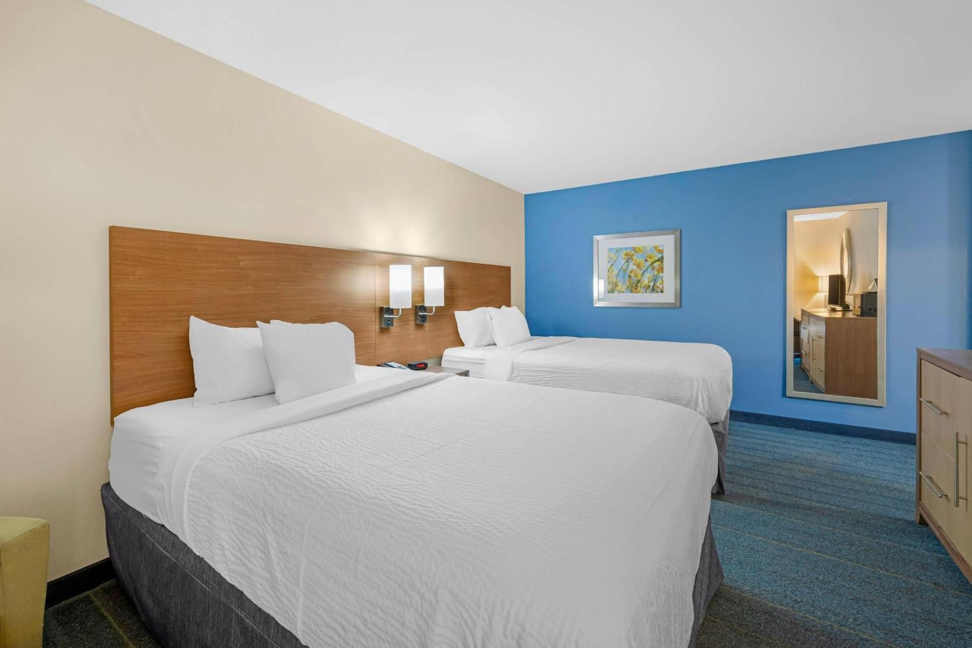Quadruple Room with Two Queen Beds and Roll-In Shower - Non Smoking