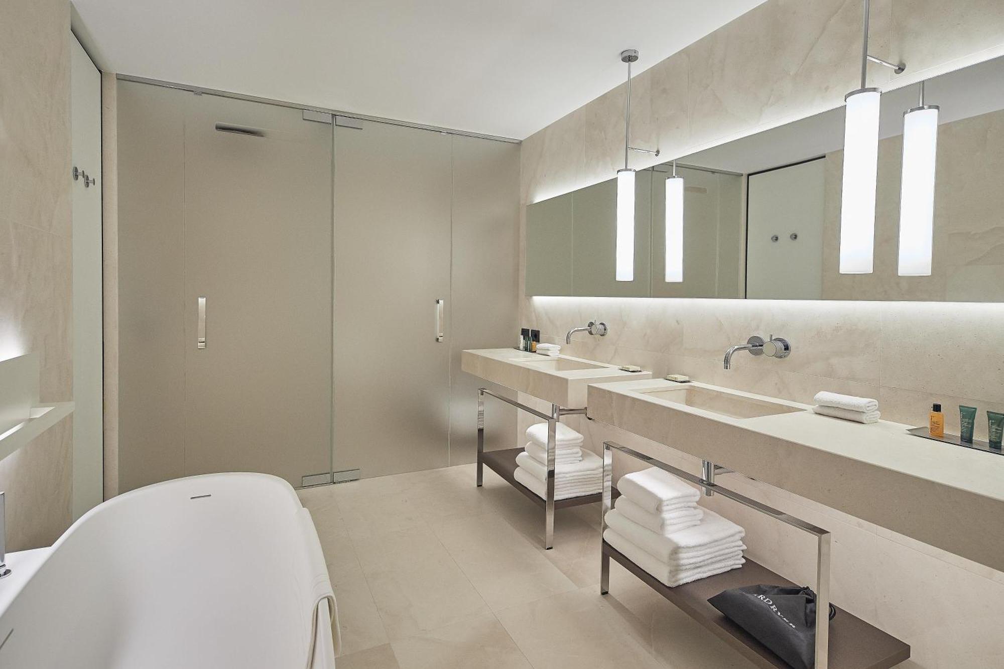 Quarto Premium com Cama King-size e Vistas do Lago