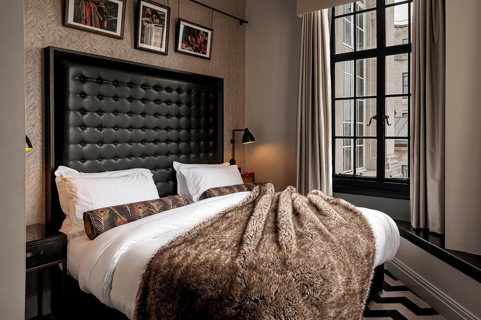 Quarto Executivo com Cama de Casal