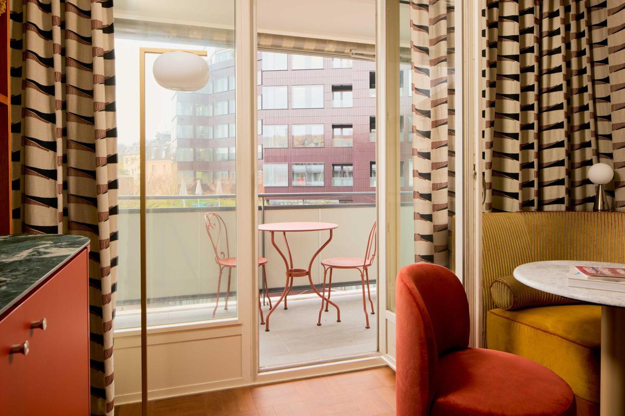Zimmer Locke mit Balkon