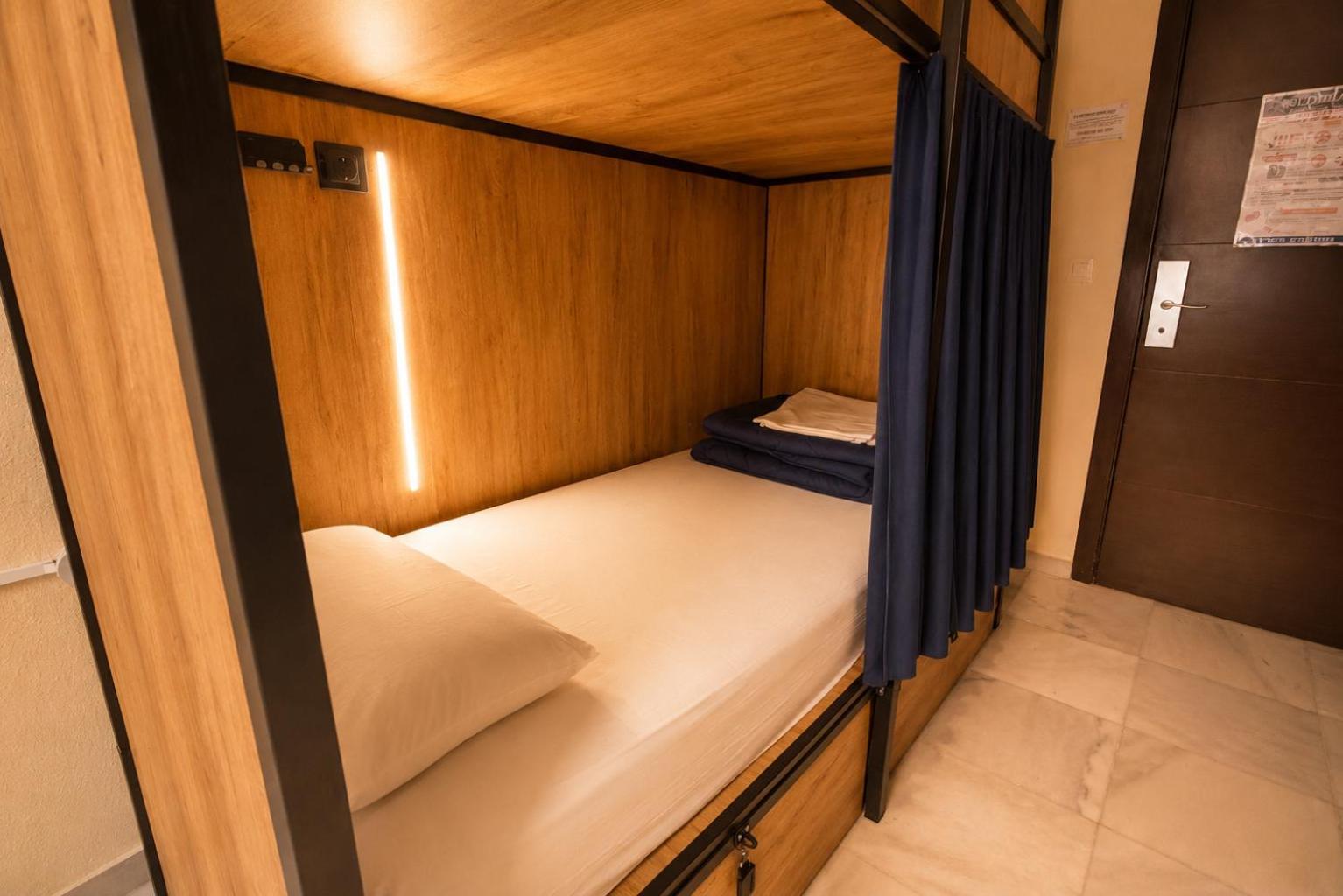 Cama num Dormitório Misto com 4 Camas