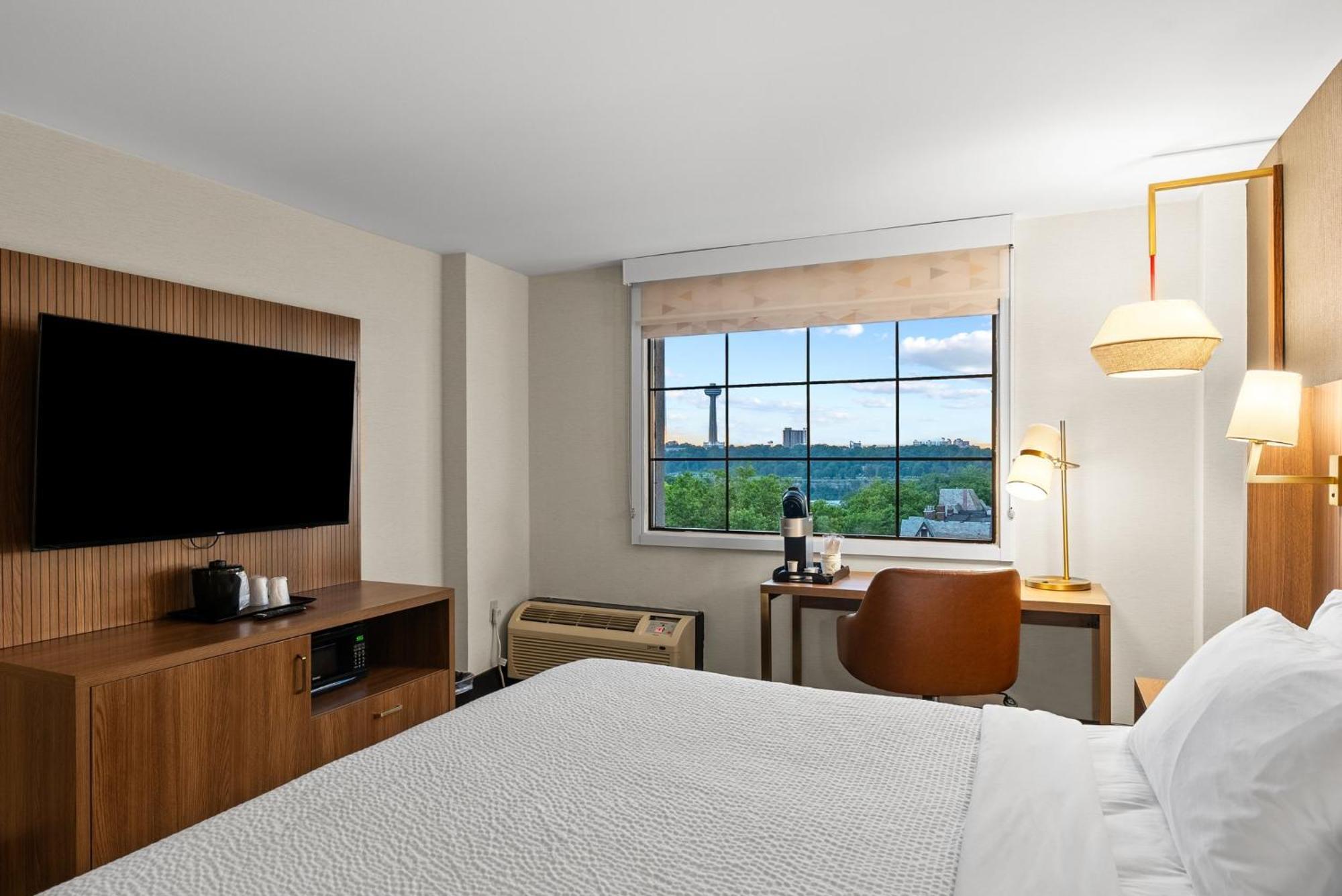 Premium King Canadian Skyline View