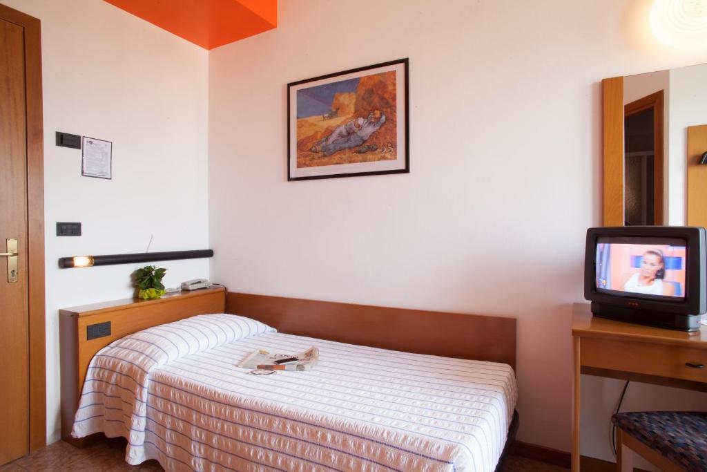 Single Room with Balcony,1589538055:JPEG