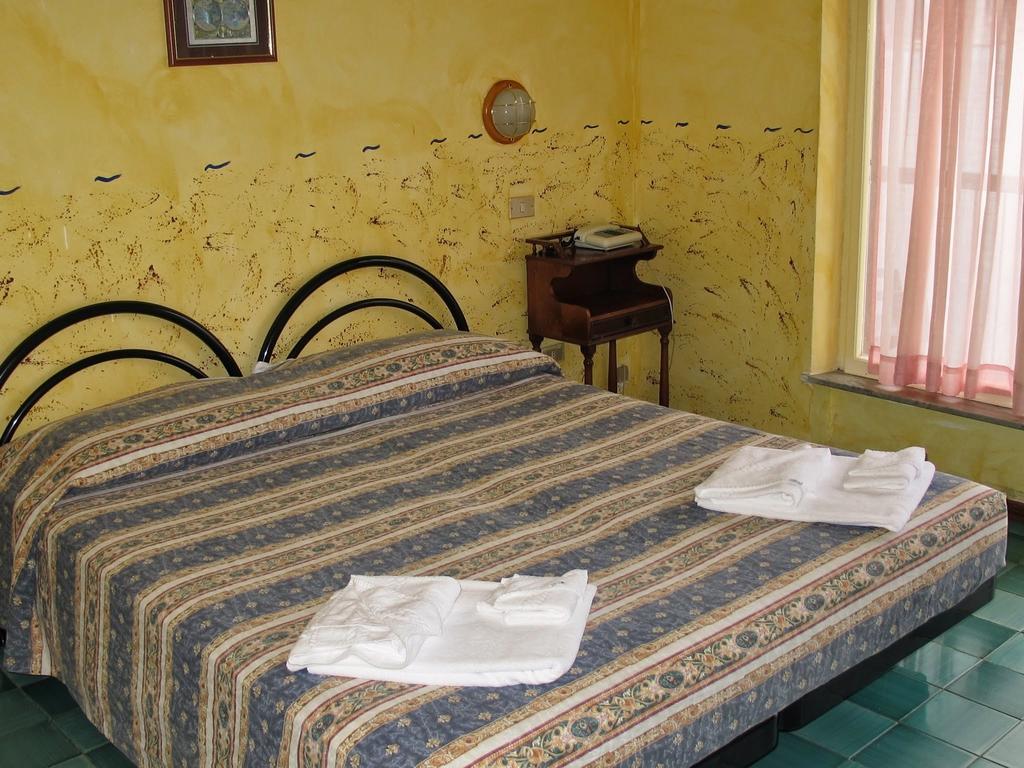 Double or Twin Room Private Bathroom