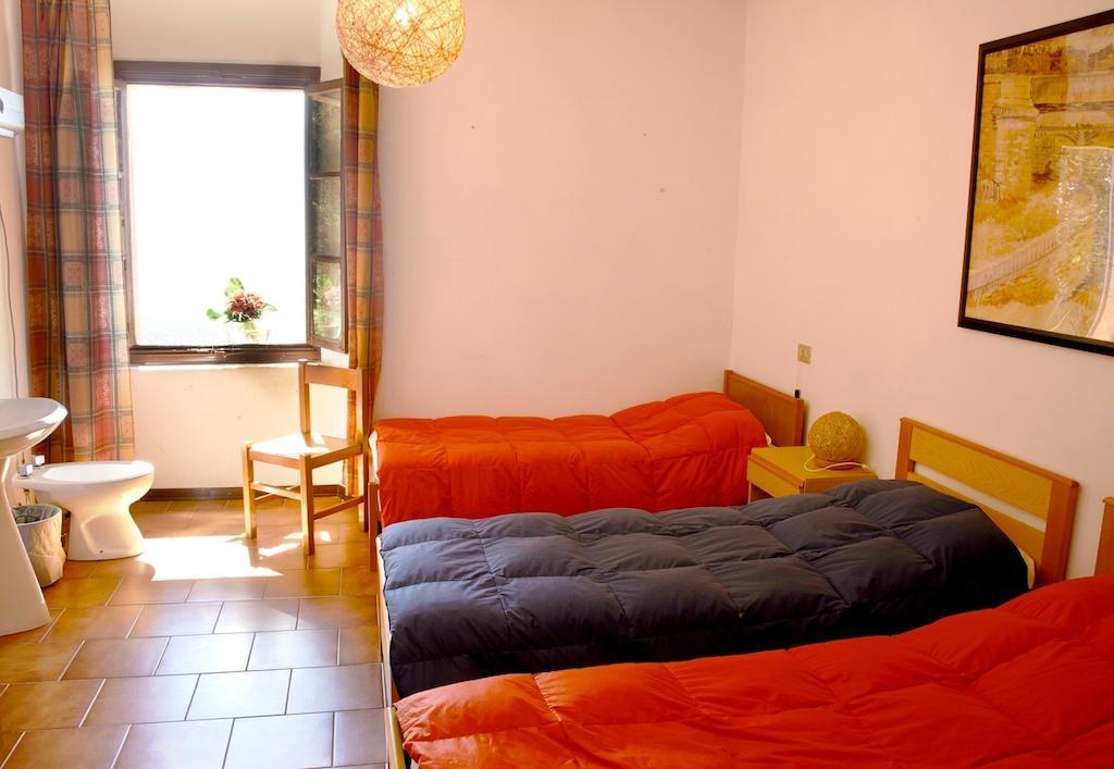 Deze driepersoonskamer heeft een gedeelde badkamer.