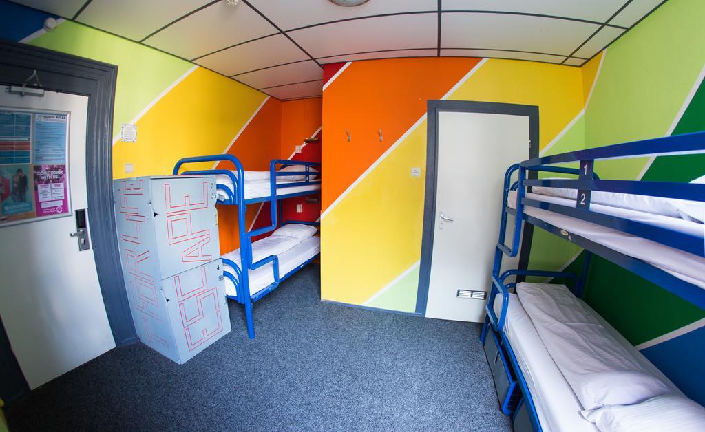 Cama num Dormitório Misto com 4 Camas