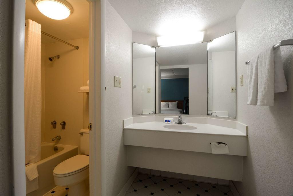 Deluxe King Room - Non-Smoking