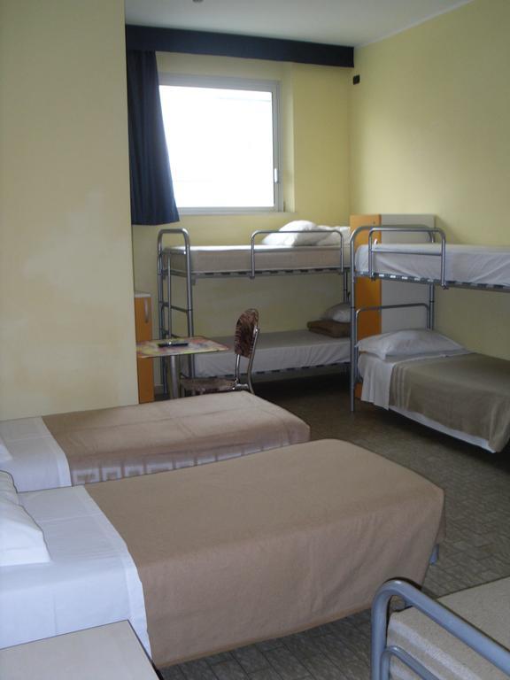 Posto Letto in Dormitorio Misto con 8 Letti