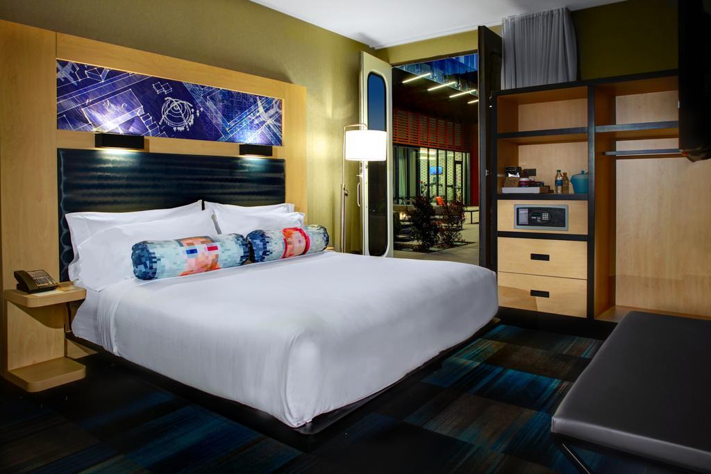 King Suite, 1 Bedroom Suite, 1 King, Alternate bed: sofa bed