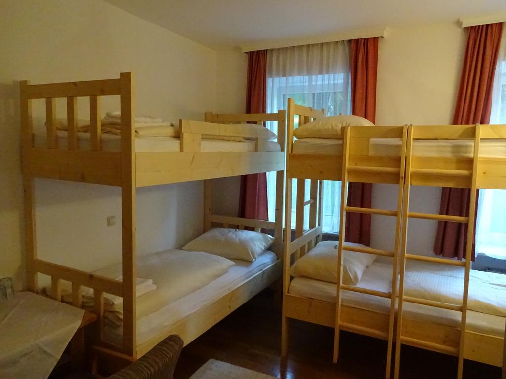 Etagenbett im gemischten Schlafsaal