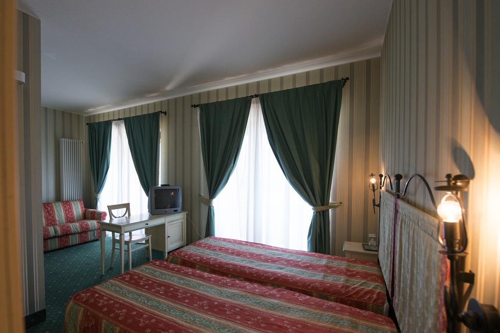 Tweepersoonskamer met 1 tweepersoonsbed of 2 aparte bedden, balkon en uitzicht op het meer