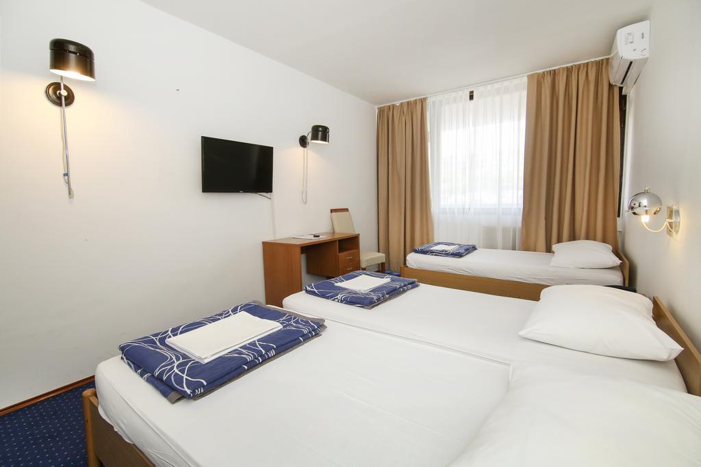 Standard Doppel- oder Zweibettzimmer mit Balkon und Meerblick