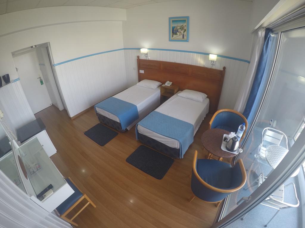 Zweibettzimmer mit Balkon