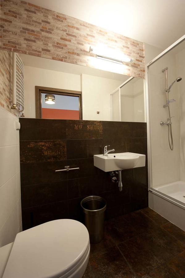Economy six-bed room private bathroom