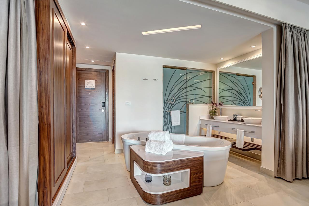 Luxuriöse Junior Suite mit direktem Poolzugang