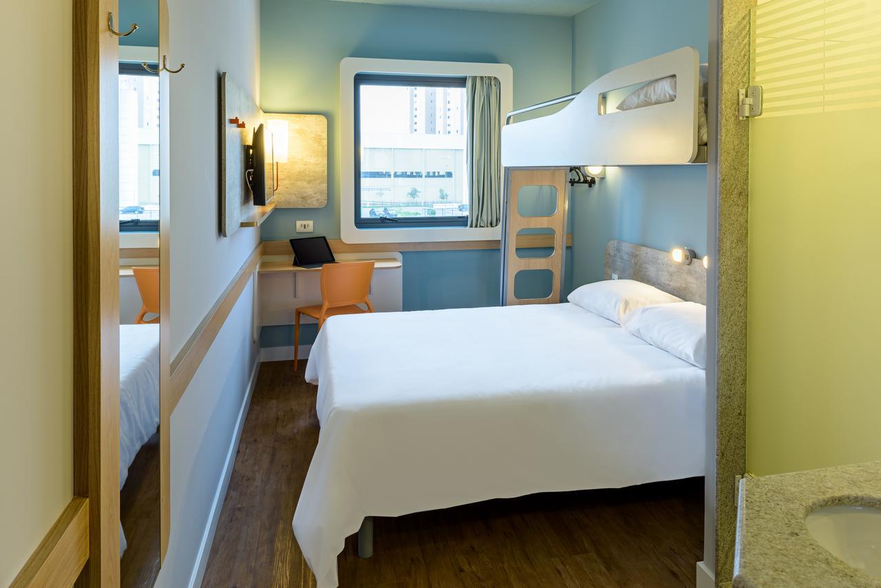 Quarto Duplo com 1 Cama de Casal e 1 Cama em Beliche