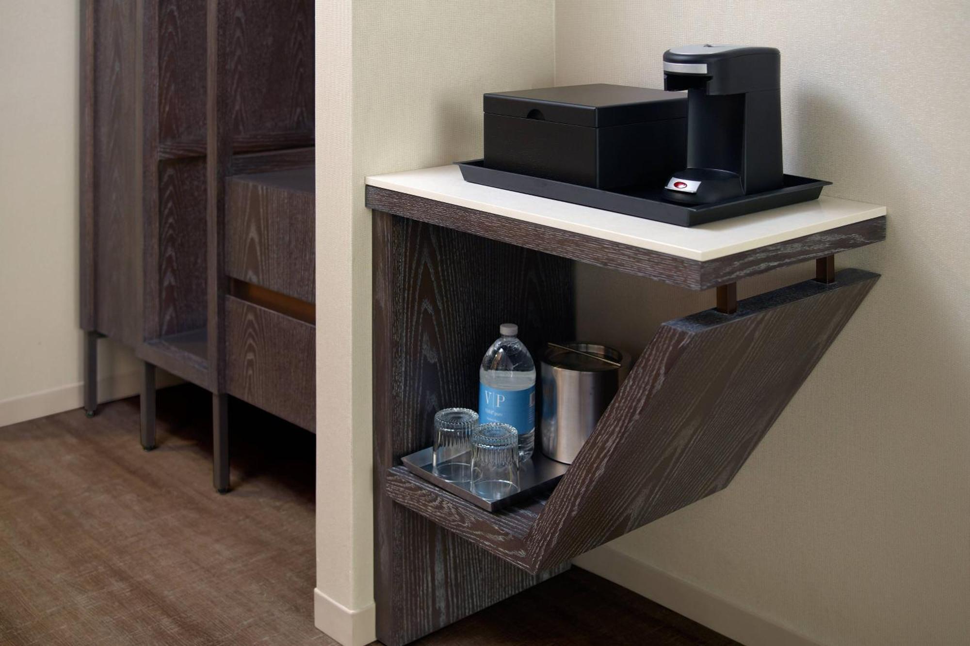 Guest Room with King Bed,703195684:JPEG