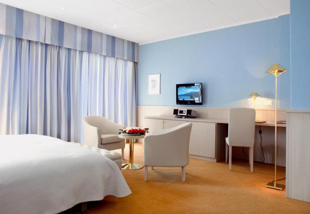 Standard Double Room with Balcony and Lake View