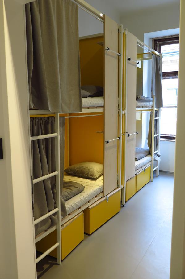 Cama num Dormitório Misto com 4 Camas