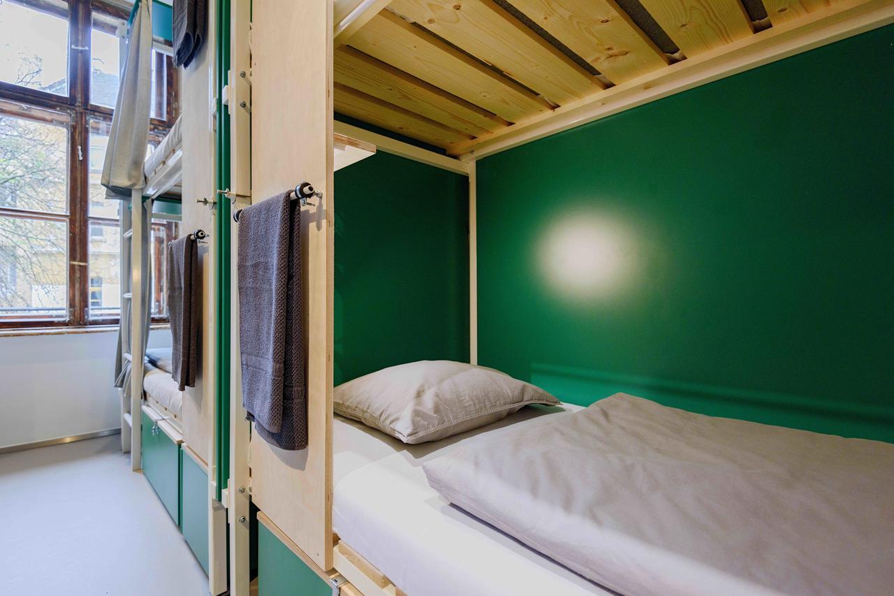 Cama em Dormitório Misto com 4 Camas e Casa de Banho Privativa