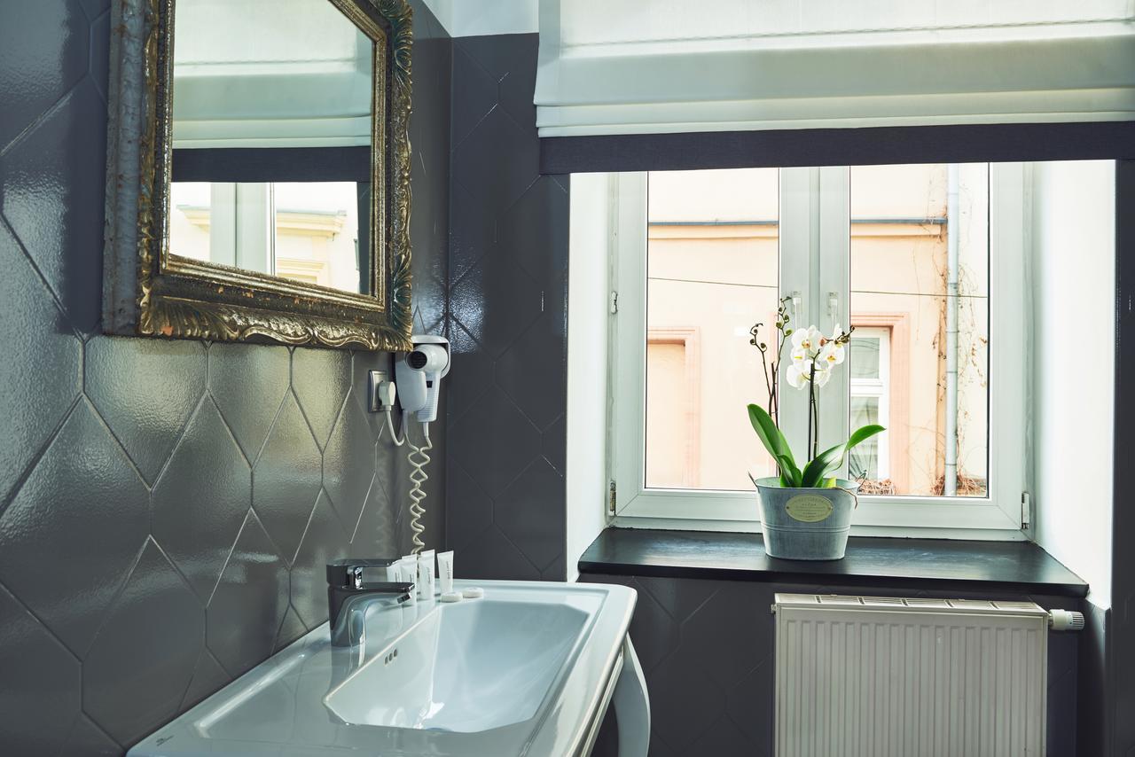Tweepersoonskamer met 2 Aparte Bedden en Eigen Badkamer